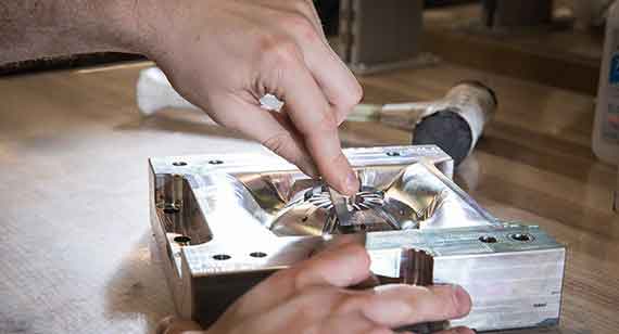 polishing an aluminum mold for injection molding